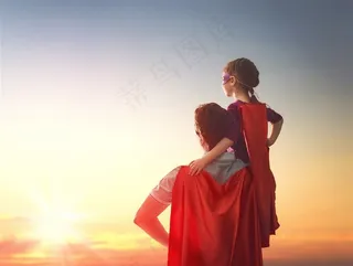 坐在爸爸肩膀上看夕阳的小女孩高清图片家庭图片