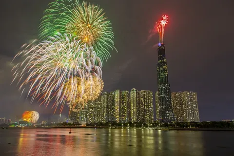 滨海城市夜晚璀璨烟花图片 滨海城市夜晚璀璨烟花图片