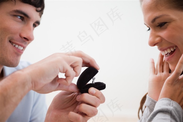 向女人求婚的男人图片素材