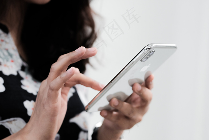 玩Iphone手机的美女图片