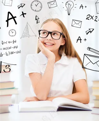 开心学习的女孩