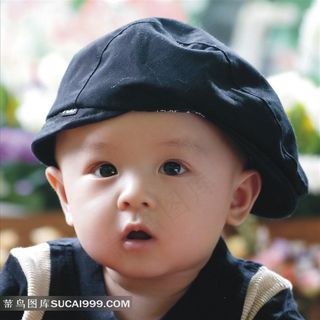 宝宝戴着帽子呆呆的看着 宝宝戴着帽子呆呆的看着