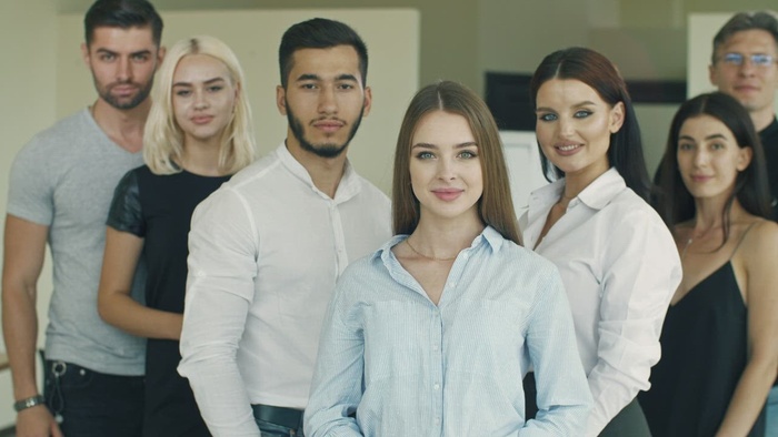 人们竖起大拇指，肖像