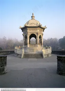 圆明园西洋迷宫“万花阵”中心的圆亭 圆明园西洋迷宫“万花阵”中心的圆亭