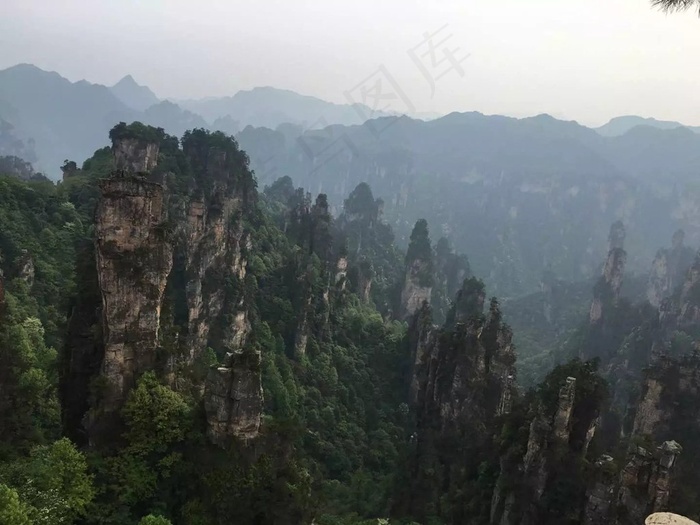 丛山峻岭中的各种山峰