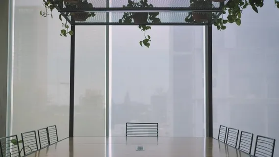 在会议室工作的女人