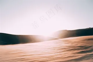 傍晚的沙漠图片