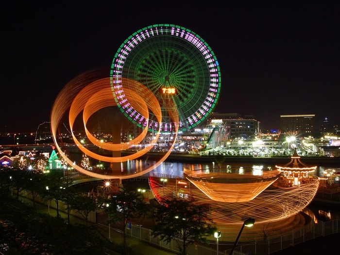 夜空下城市中的绚丽灯光