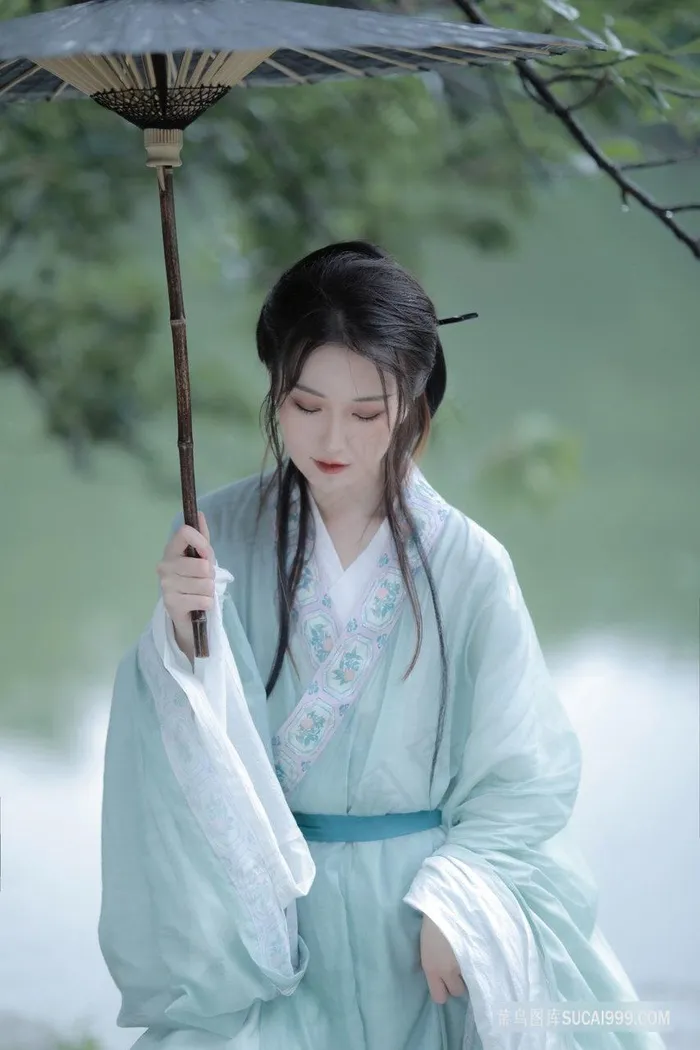 冷冽古风户外湖边摄影写真美女图片