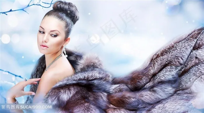 穿着貂皮大衣的性感美女高清图