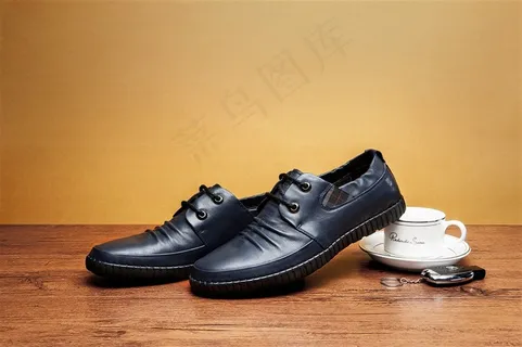 台子上杯子旁的黑色男士皮鞋图片欣赏