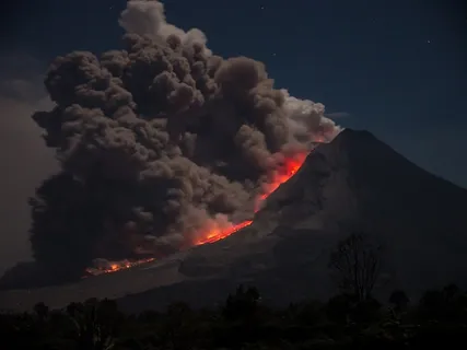 浓烟滚滚火山喷发图片 浓烟滚滚火山喷发图片