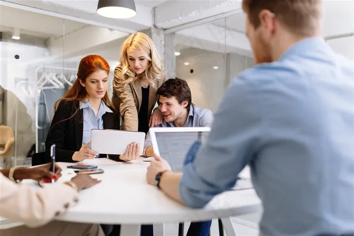 拿着ipad讨论工作的商务团队高清图片