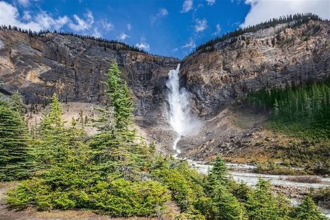 荡气回肠的山谷之中的瀑布