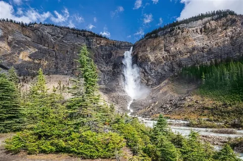 荡气回肠的山谷之中的瀑布