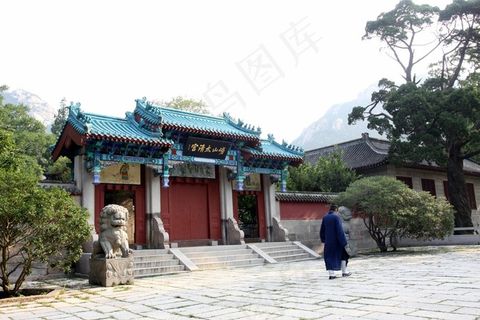 山脚下的古建筑门楼