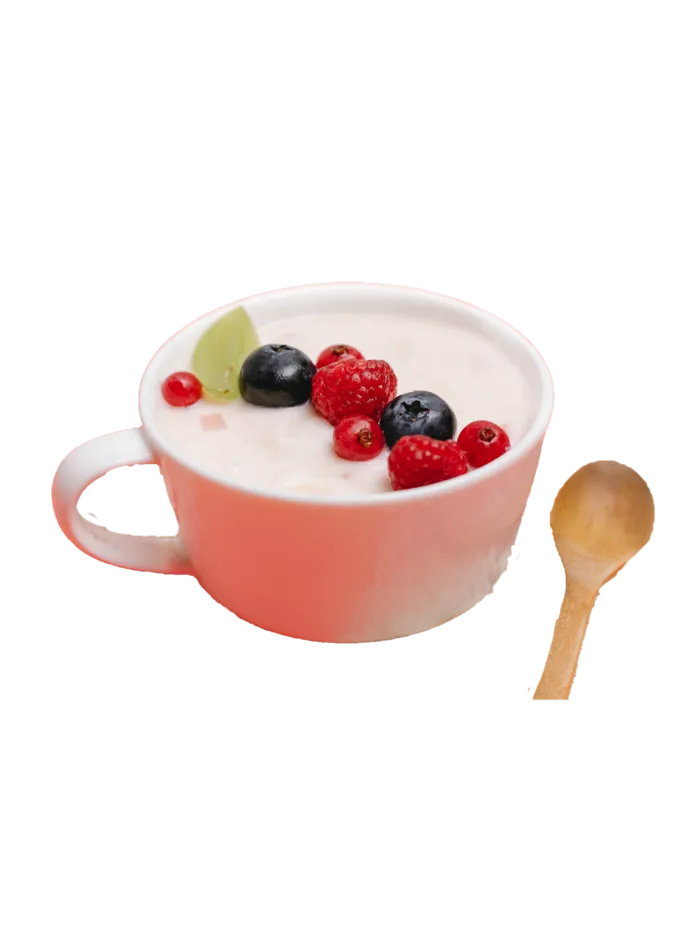 免扣白色陶瓷杯里的蓝莓与覆盆子