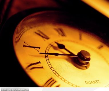 黄色灯光下的时钟
