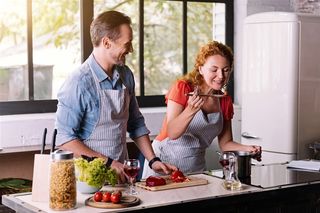 开心做饭的夫妻摄影高清图片