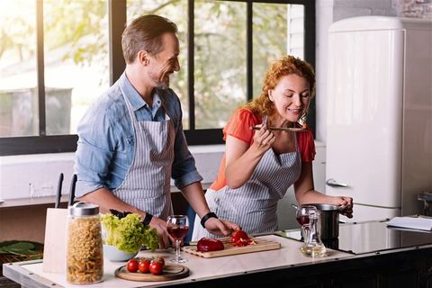 开心做饭的夫妻摄影高清图片 开心做饭的夫妻摄影高清图片