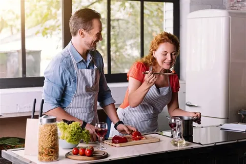 开心做饭的夫妻摄影高清图片 开心做饭的夫妻摄影高清图片