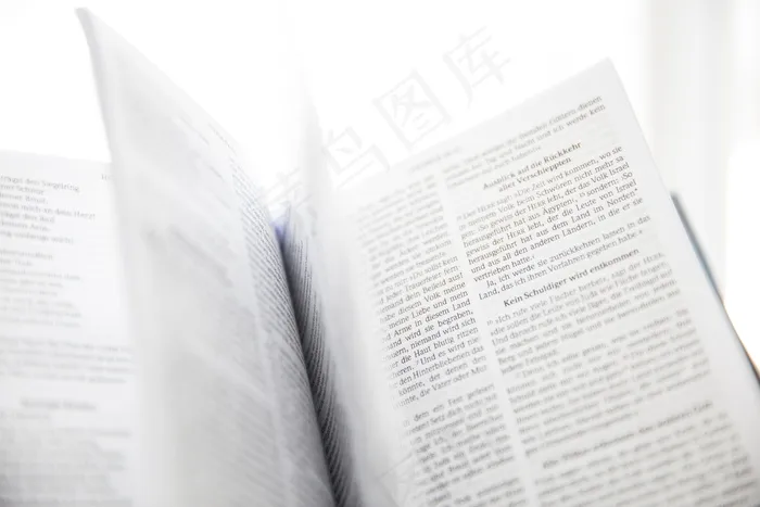 打开的英文书图片