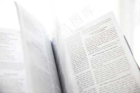 打开的英文书图片