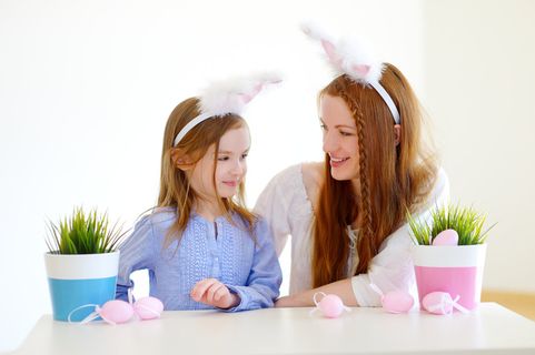 亲子互动母亲和女儿包装粉红色鸡蛋