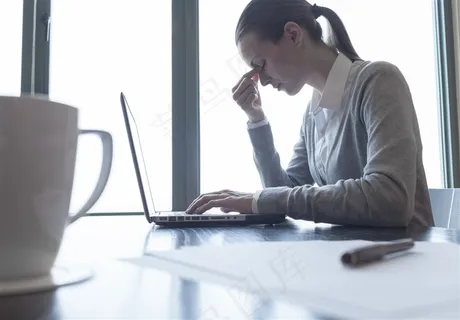 办公桌前揉眼睛的外国女职员 办公桌前揉眼睛的外国女职员