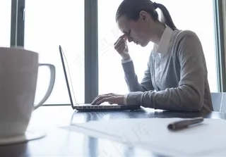 办公桌前揉眼睛的外国女职员