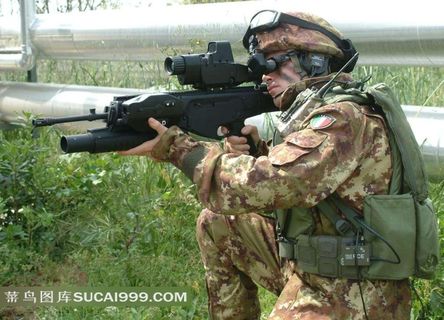 草地上用先进步枪瞄准的士兵