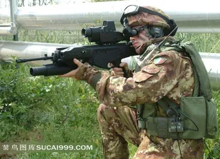草地上用先进步枪瞄准的士兵