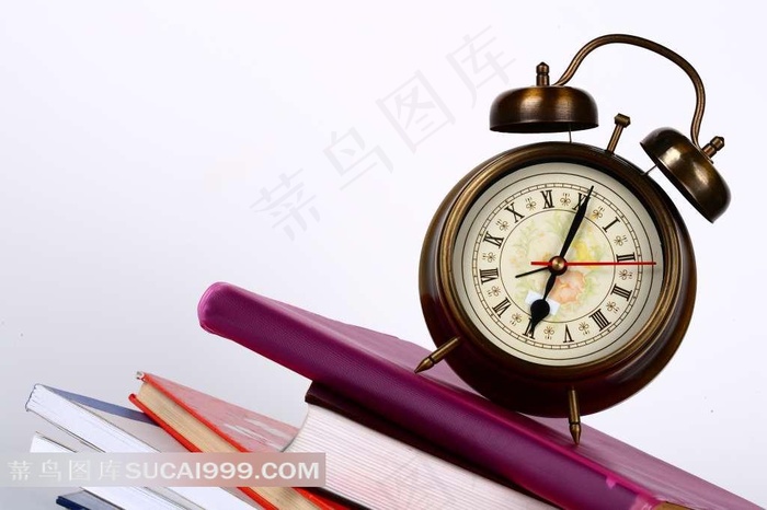 书本上的闹钟摄影