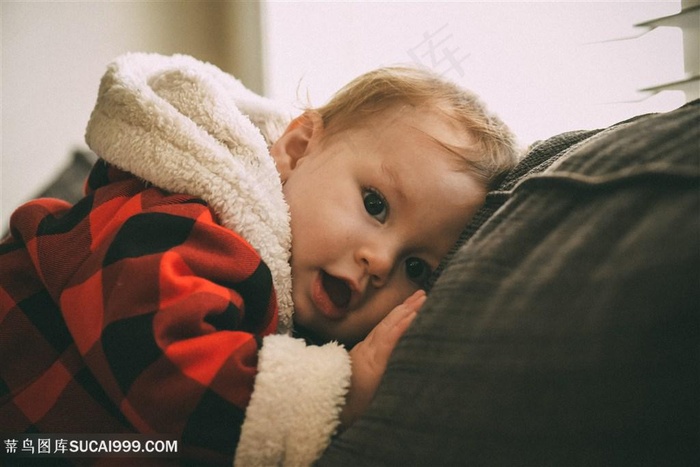 趴在沙发上发呆宝宝