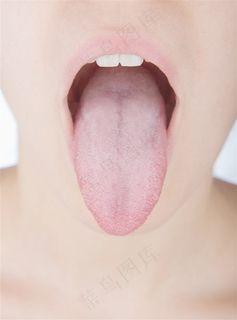 张大嘴巴伸出舌头的女性