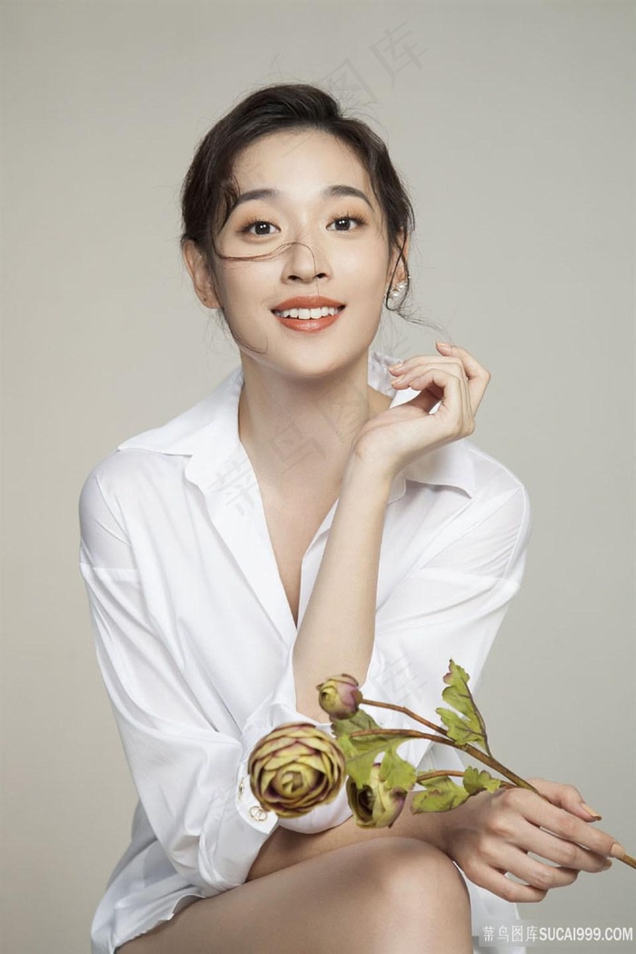拿着花朵的气质女星张馨比性感写真图片