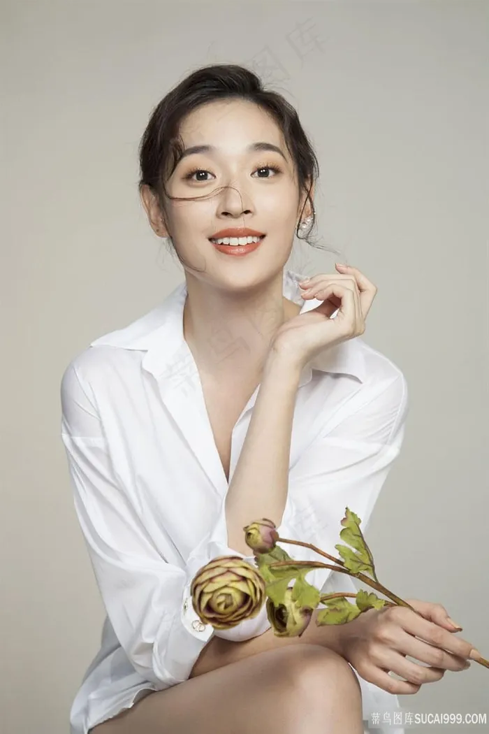 拿着花朵的气质女星张馨比性感写真图片
