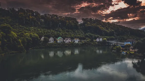 傍晚平静的湖面图片