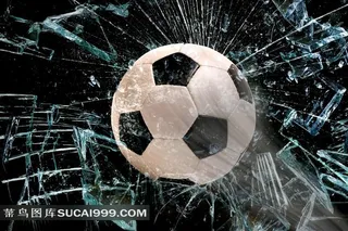 足球击碎玻璃的瞬间