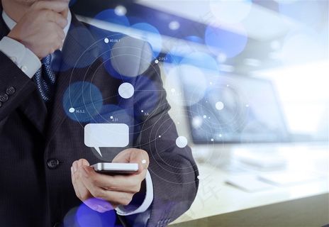 拿着手机的商务人士