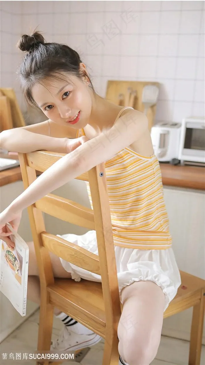 坐在椅子上的*清纯美女图片