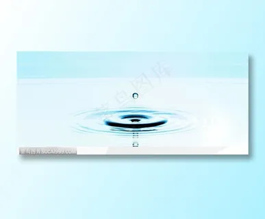 水中溅起的水珠与涟漪