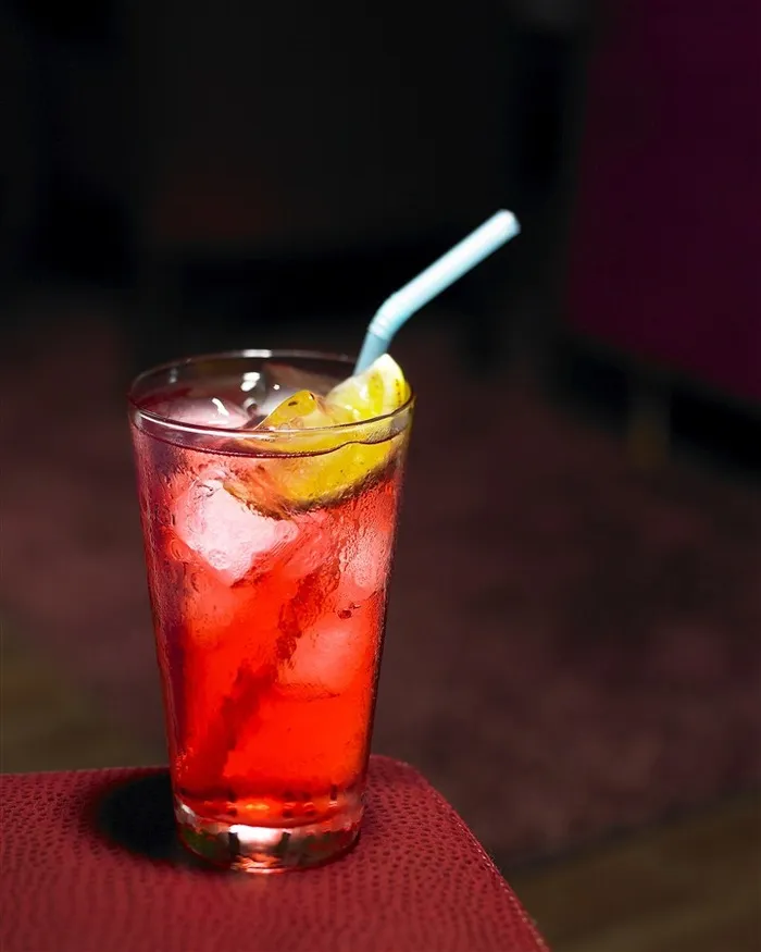 红色鸡尾酒图片