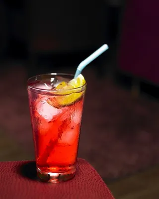 红色鸡尾酒图片