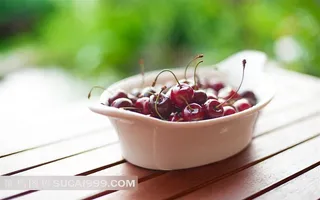 白瓷碗里的樱桃