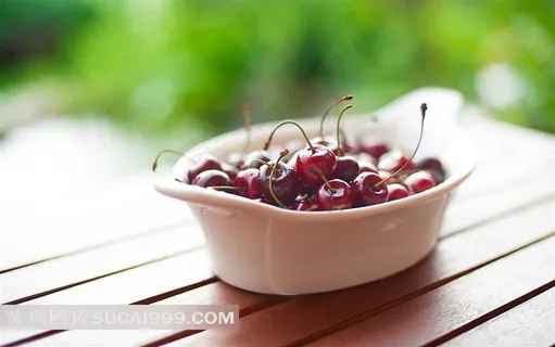 白瓷碗里的樱桃 白瓷碗里的樱桃