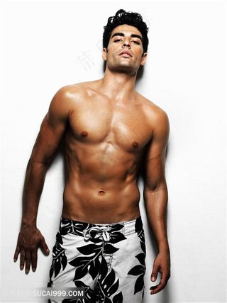 花短裤男人肌肉男健美图片