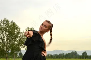 马尾麻花辫发型图片