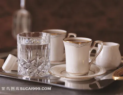 家居桌上的玻璃杯和陶瓷咖啡杯碟摄影图