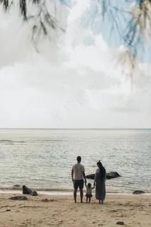 一家三口海边背影图片 一家三口海边背影图片